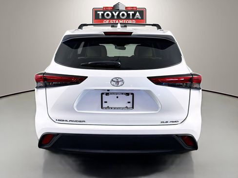 Used 2023 Toyota Highlander XLE AWD/4WD image 6