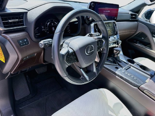 Used 2024 Lexus LX 600 4WD w/ Luxury Package image 27