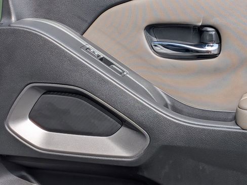 Used 2024 Nissan Frontier SV image 30