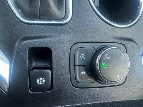 Used 2023 Chevrolet Traverse LT AWD/4WD image 39