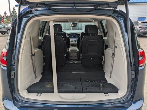 Used 2021 Chrysler Pacifica Touring-L w/ Uconnect Theater Family Group AWD/4WD image 36