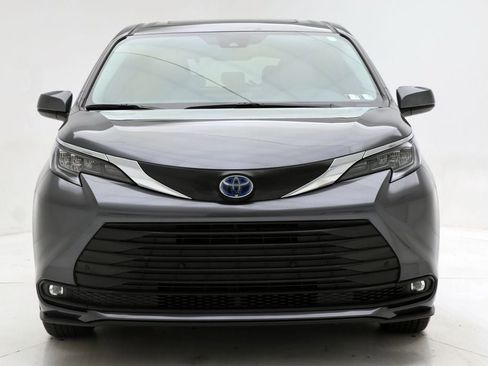 Used 2025 Toyota Sienna XLE FWD image 4