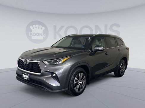 Used 2023 Toyota Highlander XLE AWD/4WD image 1