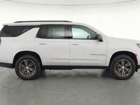 Used 2024 Chevrolet Traverse LT image 9
