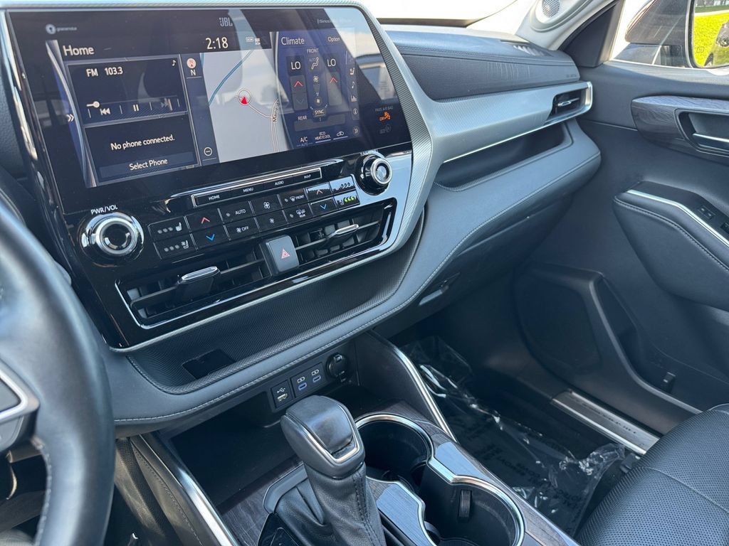 Certified 2022 Toyota Highlander Platinum AWD/4WD image 29