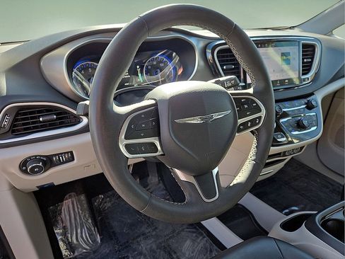 Used 2023 Chrysler Pacifica Touring-L image 18