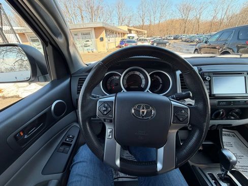 Used 2014 Toyota Tacoma 4x4 Access Cab V6 w/ TRD Sport Package image 18