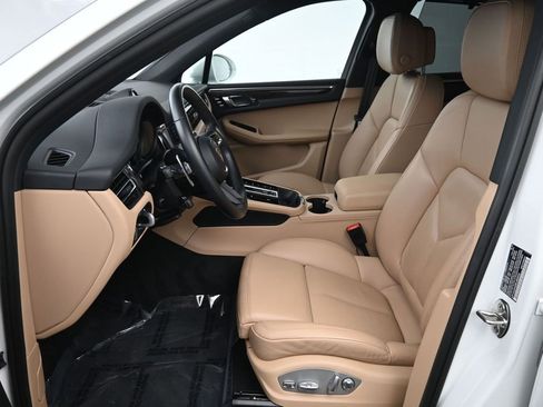Certified 2024 Porsche Macan image 7
