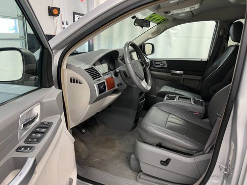 Used 2008 Chrysler Town & Country Touring FWD image 6