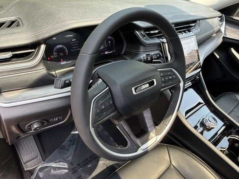 Used 2023 Jeep Grand Cherokee Limited AWD/4WD image 16