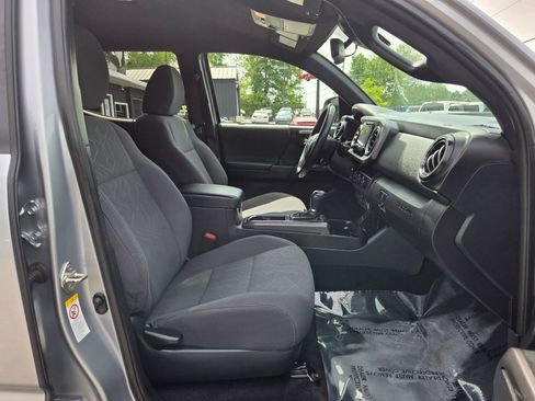 Used 2018 Toyota Tacoma TRD Sport AWD/4WD image 15
