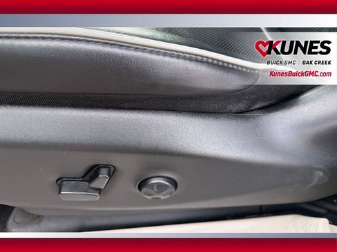 Used 2023 Chrysler Pacifica Limited FWD image 13