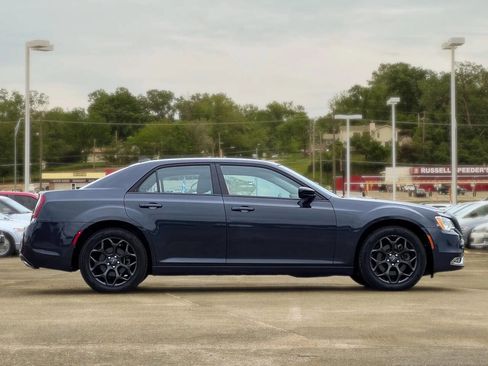 Used 2019 Chrysler 300 Touring w/ Sport Appearance Package image 8
