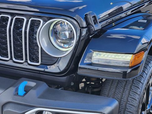 Used 2024 Jeep Wrangler Unlimited Sahara AWD/4WD image 9