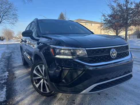 Used 2022 Volkswagen Taos SE image 1