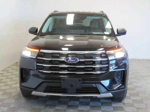 Used 2025 Ford Explorer Active RWD image 2