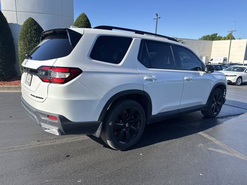 Used 2025 Honda Pilot Black Edition image 4