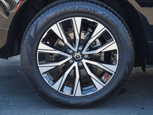 Used 2025 Volvo XC60 B5 Plus image 7