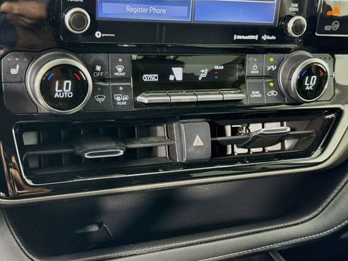 Used 2022 Toyota Highlander XLE FWD image 15