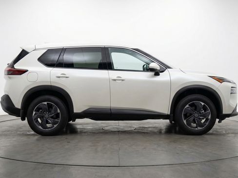 Used 2025 Nissan Rogue SV FWD image 11