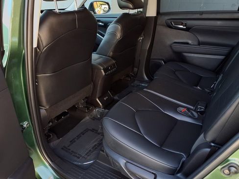 Used 2023 Toyota Highlander XLE image 18