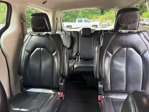 Used 2022 Chrysler Pacifica Touring-L FWD image 21