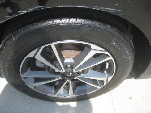 Used 2024 Kia Forte LXS w/ LXS Technology Package FWD image 8