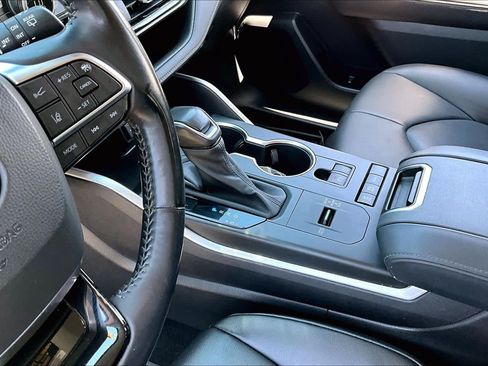 Certified 2021 Toyota Highlander XLE AWD/4WD image 16