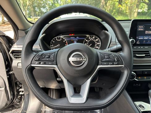 Used 2025 Nissan Altima 2.5 SV FWD image 23