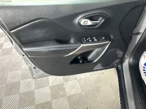 Certified 2019 Jeep Cherokee Latitude Plus w/ Cold Weather Group image 18