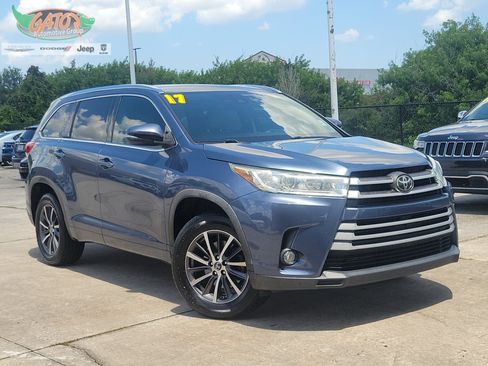 Used 2017 Toyota Highlander XLE FWD image 1