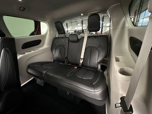 Used 2023 Chrysler Pacifica Touring-L image 36