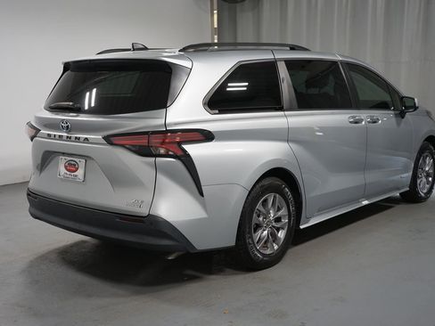 Certified 2021 Toyota Sienna XLE image 8