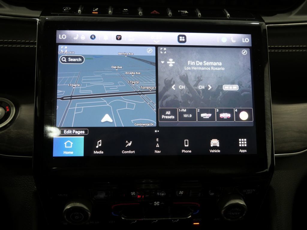Used 2022 Jeep Grand Cherokee Overland w/ Luxury Tech Group IV AWD/4WD image 23