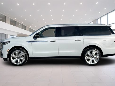 Certified 2025 Lincoln Navigator L Reserve AWD/4WD image 7