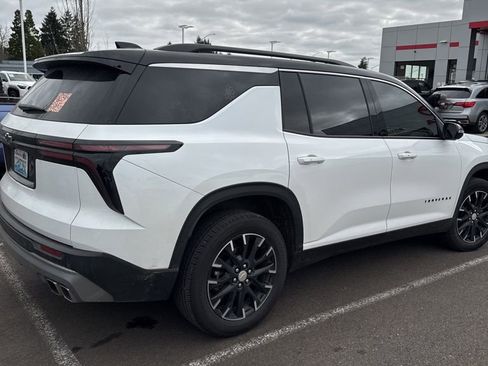 Used 2025 Chevrolet Traverse LT w/ Sun and Wheel Package image 3