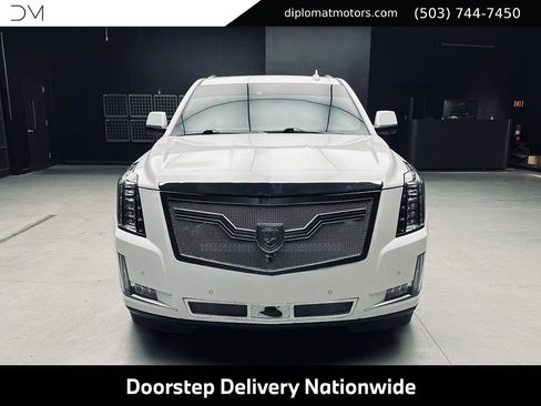 Used 2017 Cadillac Escalade ESV Platinum AWD/4WD image 11