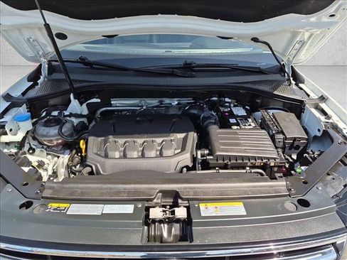 Certified 2022 Volkswagen Tiguan SE w/ Panoramic Sunroof Package AWD/4WD image 25
