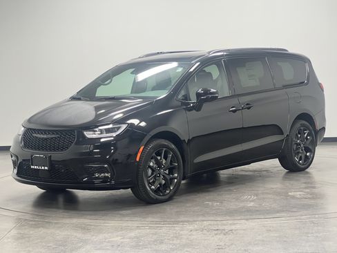 New 2026 Chrysler Pacifica Limited w/ S Appearance Package image 4