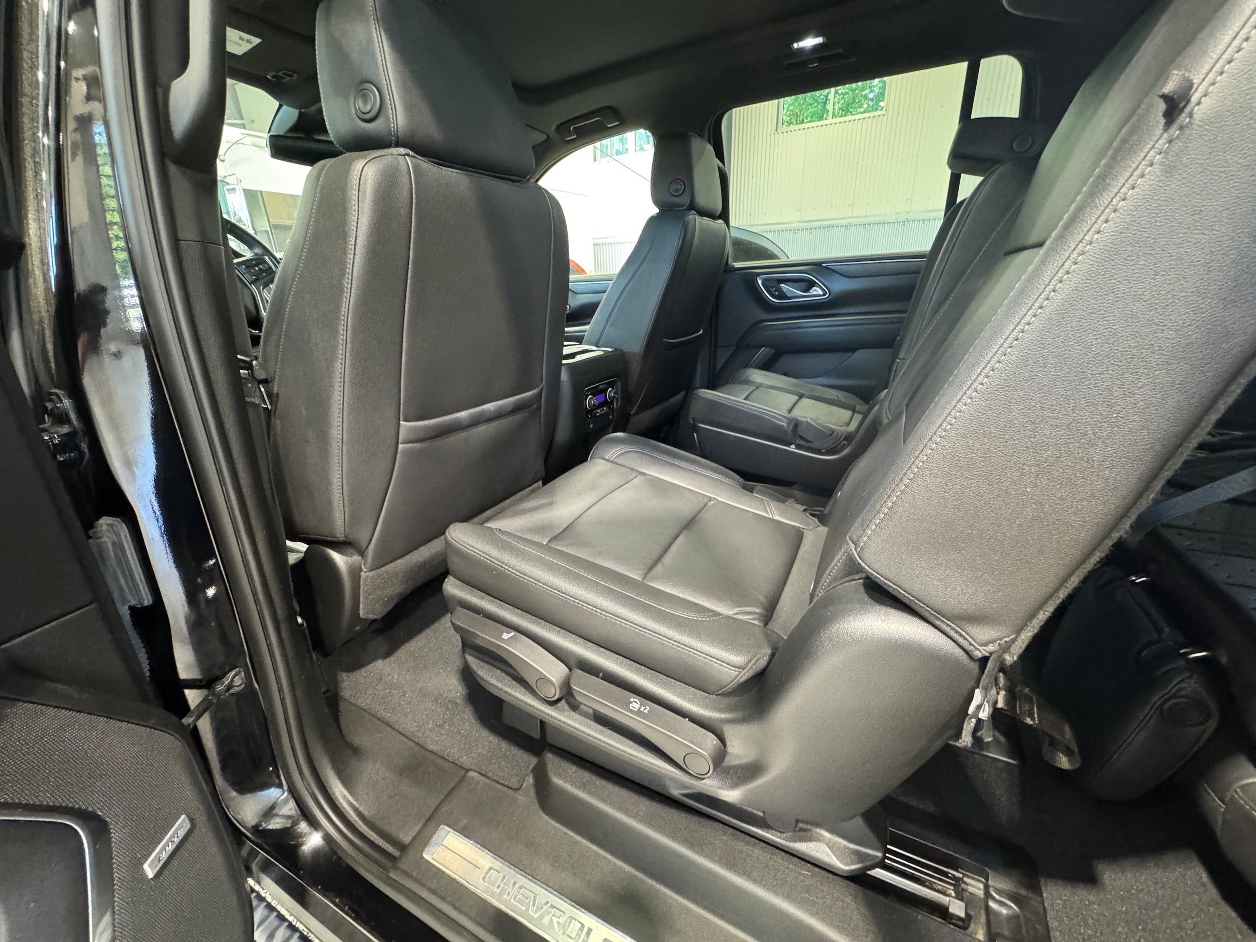 Used 2023 Chevrolet Suburban Z71 w/ Luxury Package AWD/4WD image 15