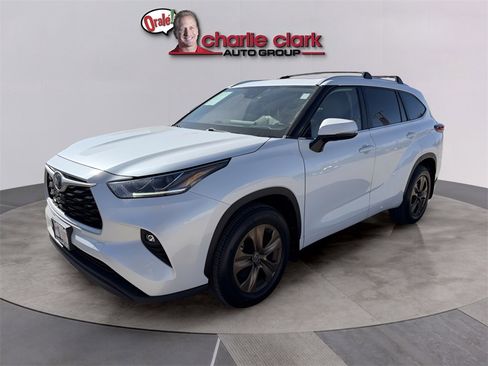 Used 2023 Toyota Highlander Bronze Edition image 2