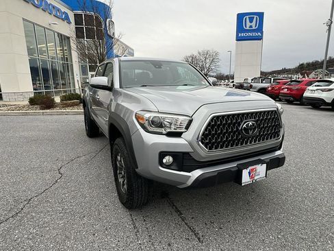 Used 2019 Toyota Tacoma TRD Off-Road image 2