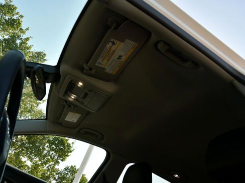 Used 2024 GMC Terrain SLT image 35