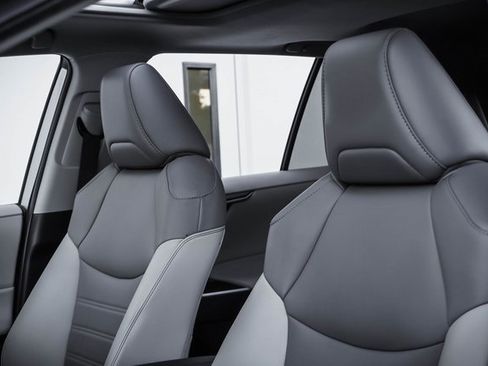 Used 2021 Toyota RAV4 XLE Premium image 10