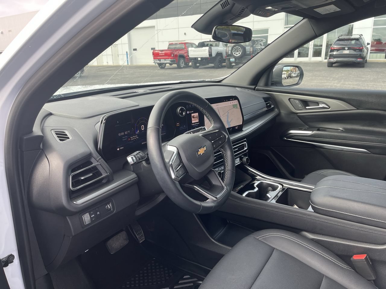 Used 2025 Chevrolet Traverse LT FWD image 10
