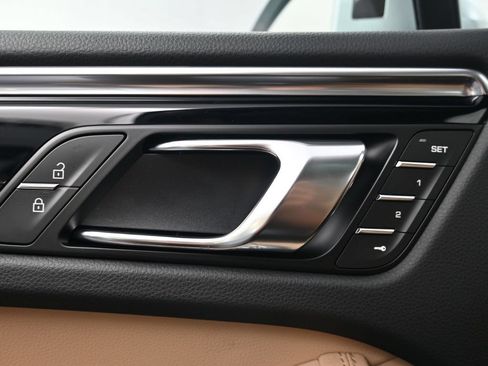 Certified 2026 Porsche Macan AWD/4WD image 18