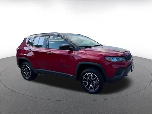 Used 2025 Jeep Compass Trailhawk AWD/4WD image 2