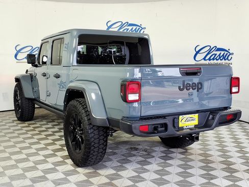 Used 2025 Jeep Gladiator Sport AWD/4WD image 2