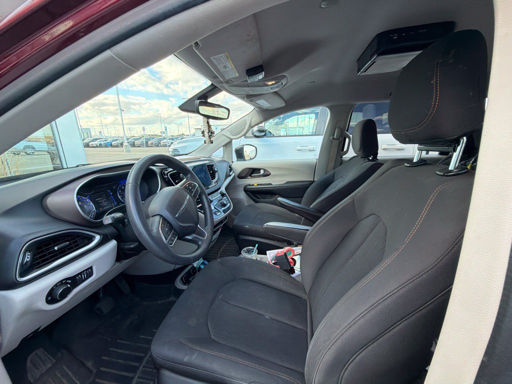 Used 2017 Chrysler Pacifica Touring w/ Tire & Wheel Group FWD image 9