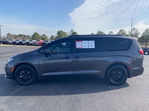 Used 2021 Chrysler Pacifica Touring-L w/ Uconnect Theater Family Group image 4